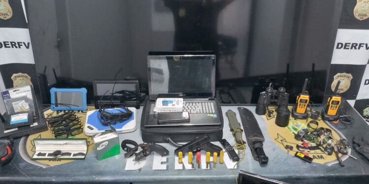 Operação: Polícia apreende armas e rádios de transmissão e prende foragido da Justiça