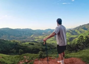 Marcos Mion paga promessa por ter conseguido contrato com a Globo