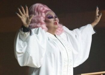Pastor é afastado de igreja após fazer performance como drag queen