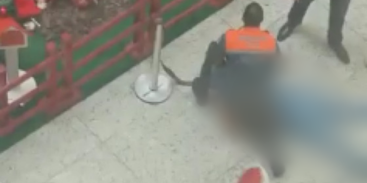Mulher cai de parapeito do shopping e morre perto de decoração natalina