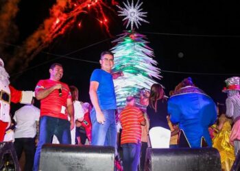 Árvore natalina de 40 metros é inaugurada, na Ponta Negra