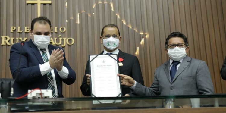 Presidente do Grupo Samel, Luis Alberto Nicolau, recebe medalha Ruy Araújo, na Aleam