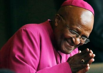 Ganhador do Prêmio Nobel da Paz, Desmond Tutu, morre aos 90 anos