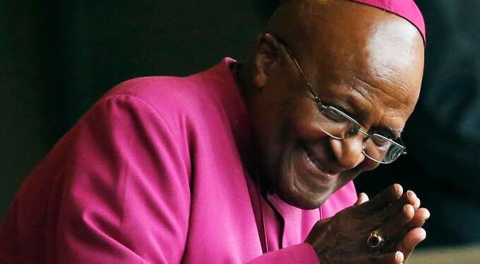 Ganhador do Prêmio Nobel da Paz, Desmond Tutu, morre aos 90 anos