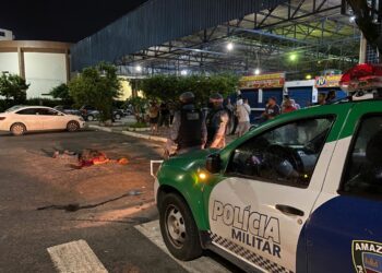 Um morre e dois ficam baleados durante tiroteio em frente à Feira do Santo Antônio