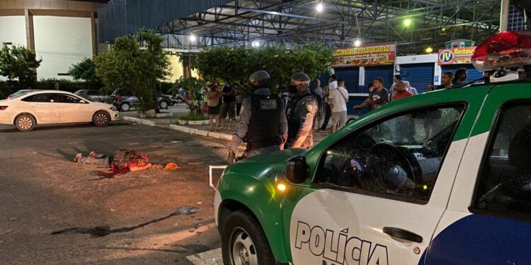 Um morre e dois ficam baleados durante tiroteio em frente à Feira do Santo Antônio