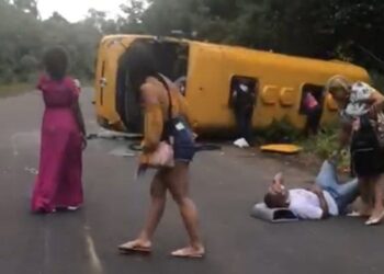 Grave acidente com micro-ônibus na estrada de Novo Airão deixa mortos e feridos