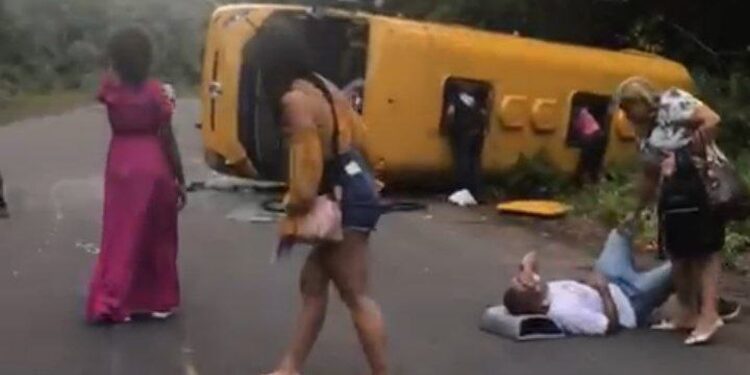 Grave acidente com micro-ônibus na estrada de Novo Airão deixa mortos e feridos