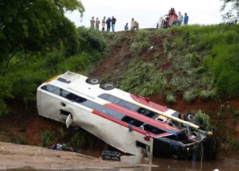 Acidente com ônibus em rodovia deixa 5 mortos e 40 feridos