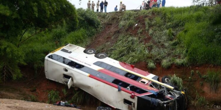 Acidente com ônibus em rodovia deixa 5 mortos e 40 feridos