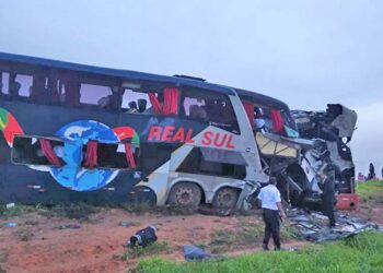 Grave acidente entre dois ônibus deixa quatro mortos e vários feridos em rodovia, na Bahia