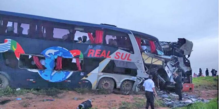 Grave acidente entre dois ônibus deixa quatro mortos e vários feridos em rodovia, na Bahia