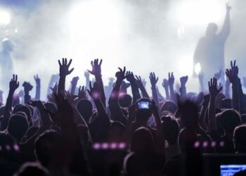 Governo do AM suspende eventos com mais de 3 mil por causa da alta de Covid-19 e temendo Ômicron