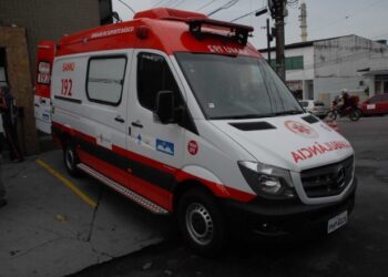 Ambulância socorre mulher baleada na Compensa e precisa ser escoltada após sofrer ameaças de criminosos