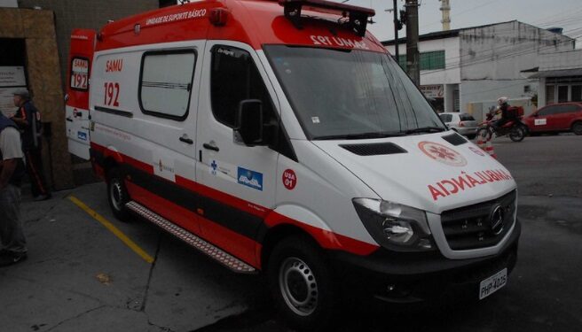 Ambulância socorre mulher baleada na Compensa e precisa ser escoltada após sofrer ameaças de criminosos
