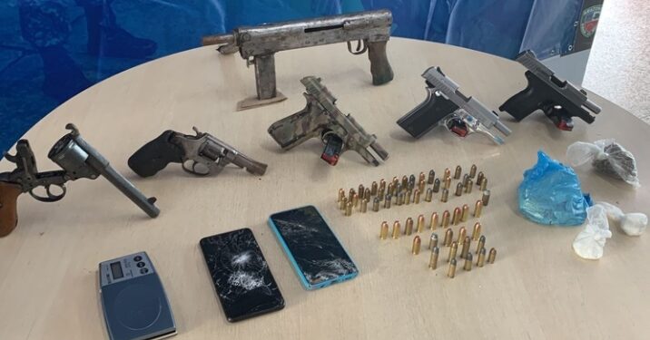 Foragidos de Iranduba são presos com arsenal de armas e drogas, na zona Oeste de Manaus