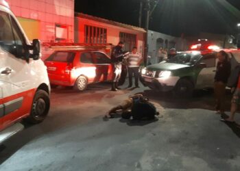 VÍDEO: Bandidos são detidos pela população e levam surra até chegada da polícia, no Cidade de Deus