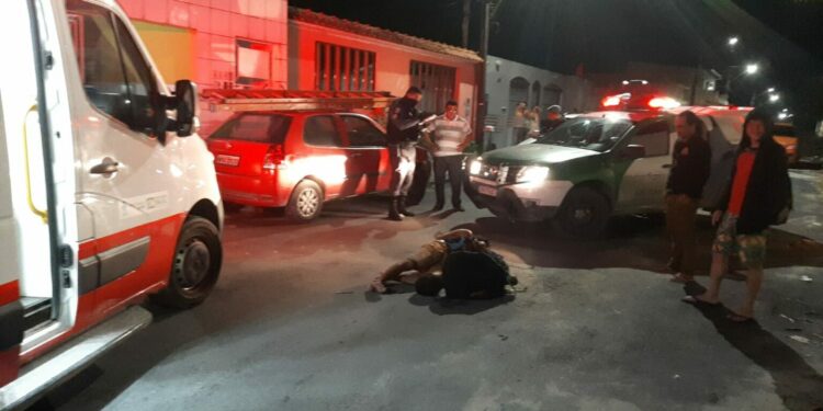 VÍDEO: Bandidos são detidos pela população e levam surra até chegada da polícia, no Cidade de Deus