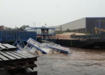 VÍDEO: Barco naufraga no porto de São Raimundo durante chuva que atingiu Manaus nesta segunda