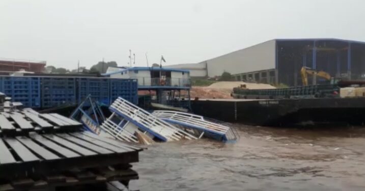 VÍDEO: Barco naufraga no porto de São Raimundo durante chuva que atingiu Manaus nesta segunda