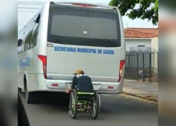 VÍDEO: Cadeirante arrisca vida pegando ‘carona’ em ônibus