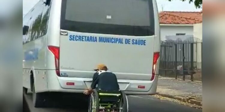 VÍDEO: Cadeirante arrisca vida pegando ‘carona’ em ônibus