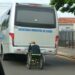 VÍDEO: Cadeirante arrisca vida pegando ‘carona’ em ônibus