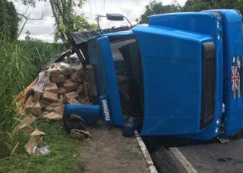 Caminhão com R$ 20 mil em carga da Skarlof tomba na avenida Efigêncio Sales