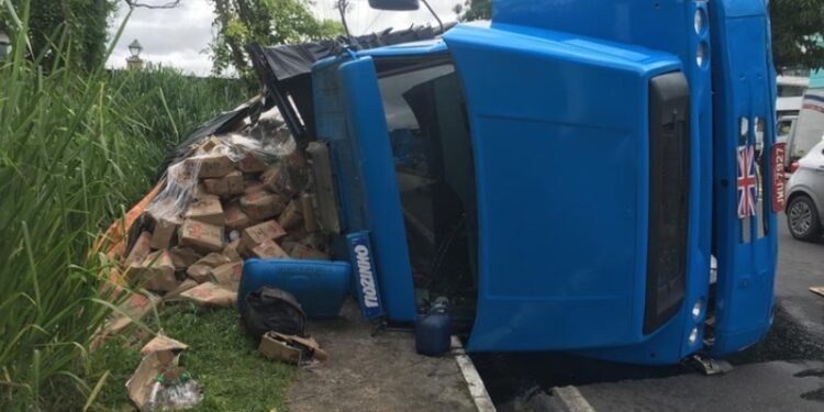 Caminhão com R$ 20 mil em carga da Skarlof tomba na avenida Efigêncio Sales