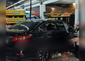 VÍDEO: Idosa perde controle de veículo e invade supermercado, no Vielralves