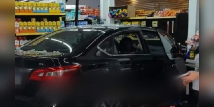 VÍDEO: Idosa perde controle de veículo e invade supermercado, no Vielralves