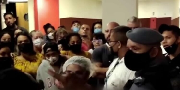 VÍDEO: ‘Apagão’ durante sessão do filme do Homem-Aranha vira caso de polícia, em Manaus