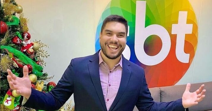 Clayton Pascarelli divulga, oficialmente, foto e notícia de que agora é SBT