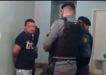 Homem invade barco, atira em amante da esposa e em seguida é preso pela PM, no Amazonas