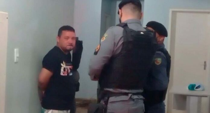 Homem invade barco, atira em amante da esposa e em seguida é preso pela PM, no Amazonas