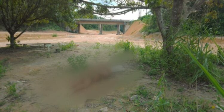 Corpo de homem é encontrado amordaçado e com tiros na cabeça, em terreno de obra na zona Leste de Manaus