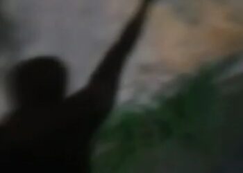 VÍDEO: Homem é crivado de balas em frente de casa, no Santa Etelvina