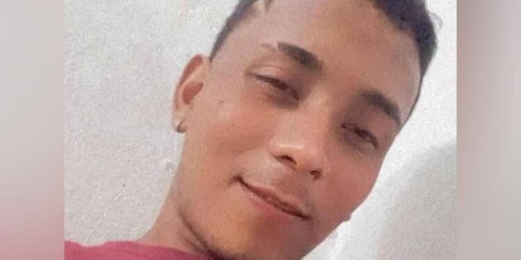Mãe procura por filho que teria sido colocado dentro de um carro e depois desaparecido