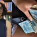 Empatia: Estudante encontra carteira com R$ 5,2 mil dentro de ônibus e devolve para dona