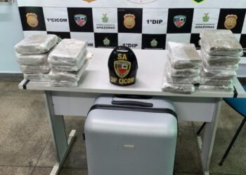 Passageiro deixa mala cheia de drogas abrir em embarcação e foge deixando o flagrante para trás