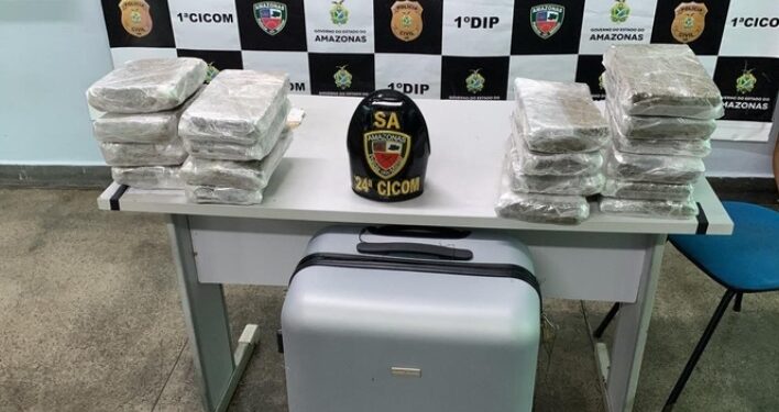 Passageiro deixa mala cheia de drogas abrir em embarcação e foge deixando o flagrante para trás