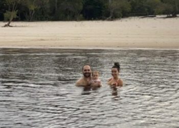 Eduardo Bolsonaro e família faz tour que custa US$ 10.000 no Rio Negro