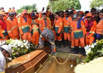 Enterro de gari morto em acidente de trânsito é marcado por emoção e tristeza