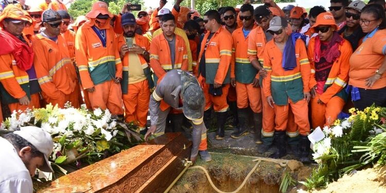 Enterro de gari morto em acidente de trânsito é marcado por emoção e tristeza