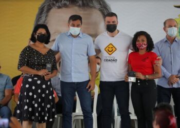 Wilson Lima entrega ‘CHN Social’ aos primeiros contemplados no projeto, em Manaus