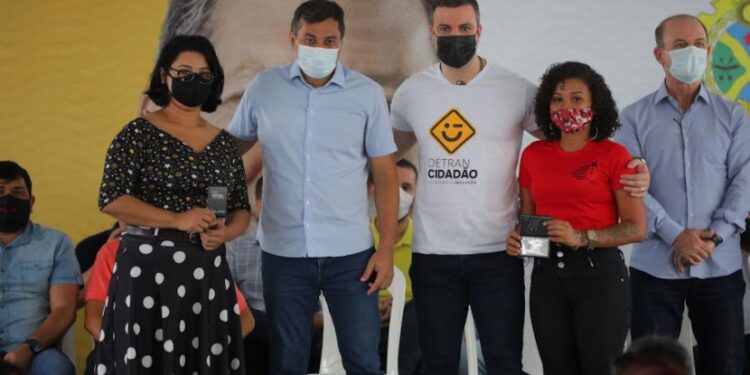 Wilson Lima entrega ‘CHN Social’ aos primeiros contemplados no projeto, em Manaus