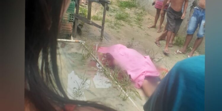 Jovem tenta fugir, mas é executado a tiros no Puraquequara; imagem forte