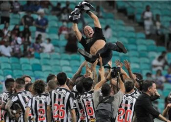 Após 50 anos, Atlético-MG comemora título de campeão brasileiro antecipado