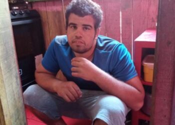 Familiares procuram por jovem com deficiência intelectual que desapareceu, no bairro Petrópolis