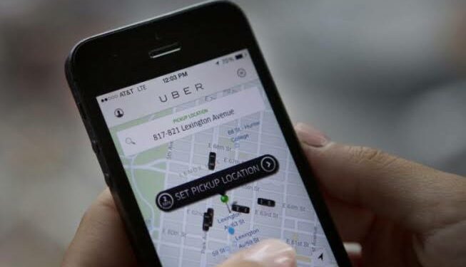 Jovem se assusta ao pagar R$ 504 em corrida do Uber que antes custava R$ 62